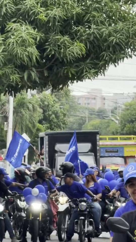 Caravana de motos acompañando la tarima móvil de Farmanorte