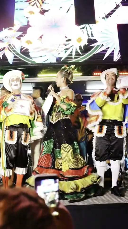 Comparsas y pantalla de Movimark en una noche de Carnaval