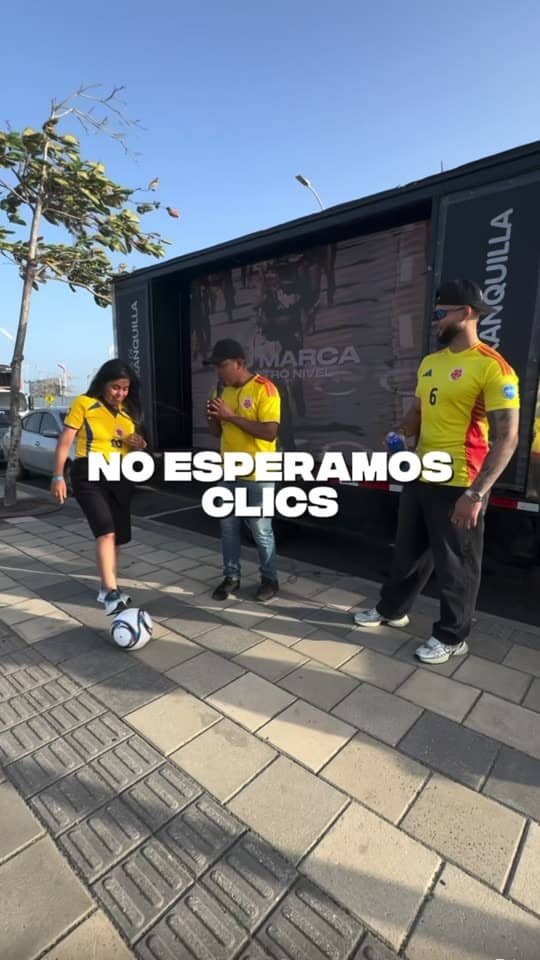 Activación de Movimark en Barranquilla con jóvenes jugando fútbol junto a una valla móvil