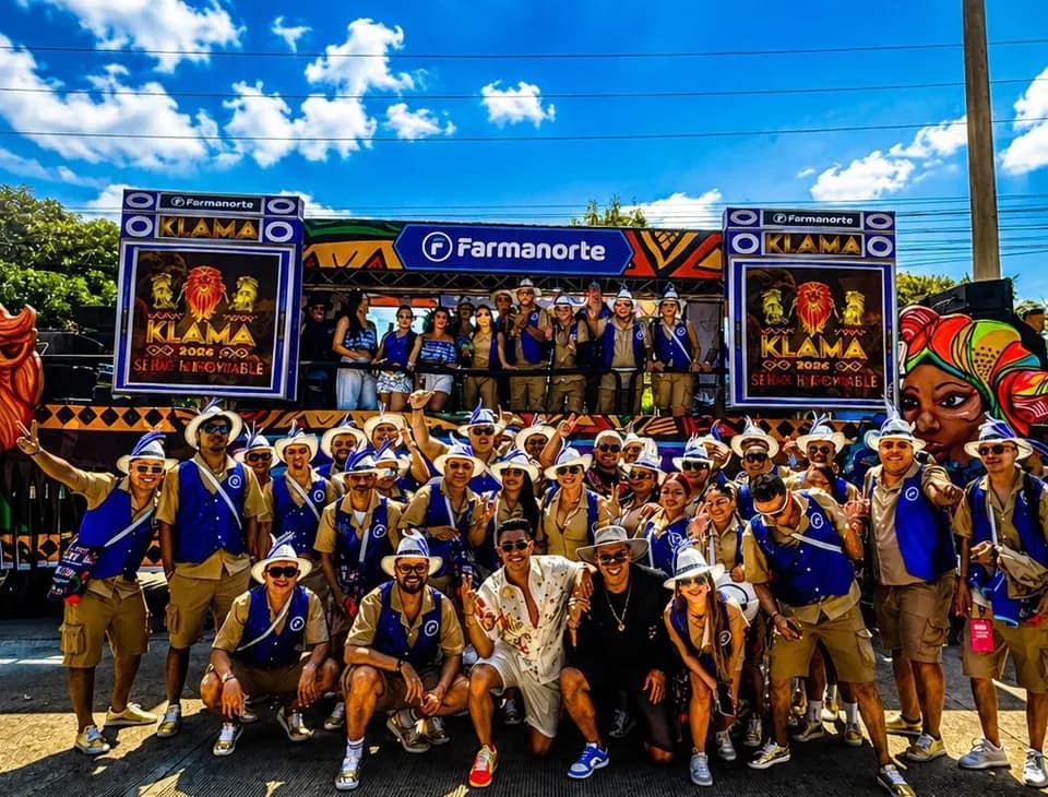 Comparsa de Farmanorte en la Batalla de Flores junto a la tarima de Movimark