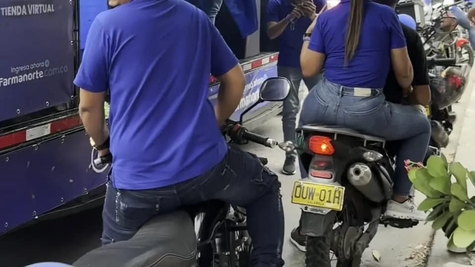 Caravana de motos con globos acompañando el camión de una activación de Farmanorte