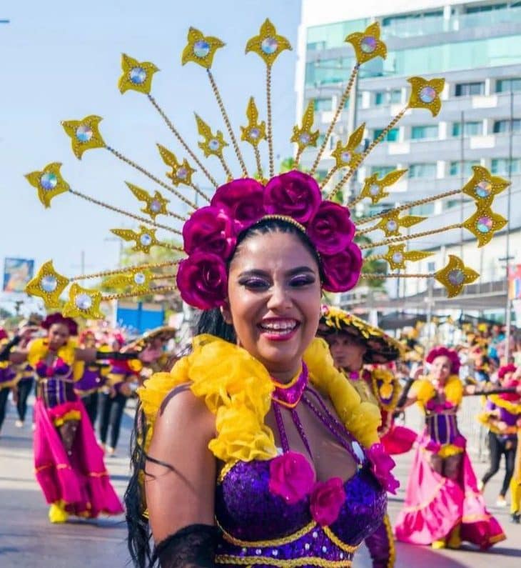 Bailarina con tocado de flores en un desfile del Carnaval de Barranquilla