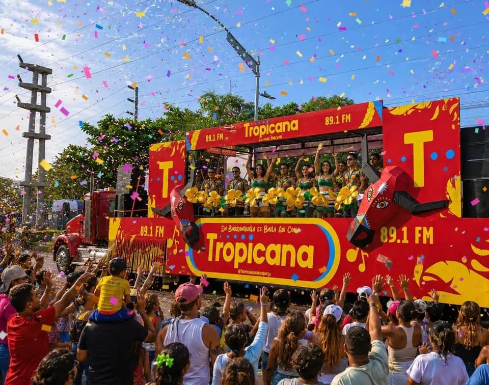 Carroza de Tropicana en el Carnaval de Barranquilla con el público alrededor